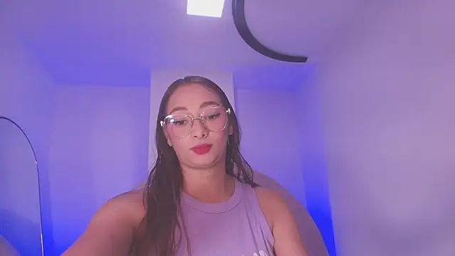 Snapshot of vale_ross_ chatting on April 21, 3:02 am vale ross online show from April 21, 3:02 am