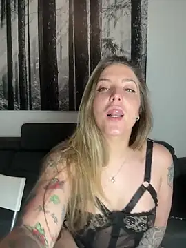 Snapshot of LiliMorganxxx chatting on April 23, 10:45 pm LiliMorganxxx online show from April 23, 10:45 pm