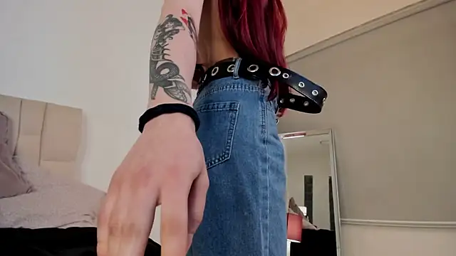 Snapshot of Roxxy_mora chatting on February 19, 3:28 am Roxxy mora online show from February 19, 3:28 am