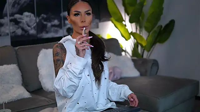 RaquelleVon online show from September 26, 7:01 am