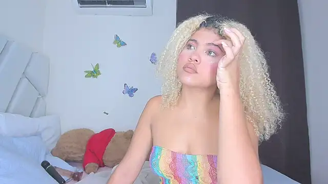 Snapshot of sofiacastillo01 chatting on March 4, 2:01 pm sofiacastillo01 online show from March 4, 2:01 pm