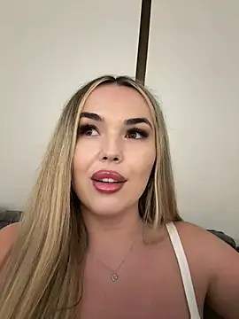 EvaSunderland online show from August 6, 9:39 pm