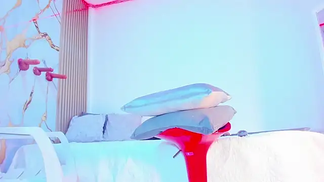 YUSELFI ROSS  online show from October 24, 12:12 pm