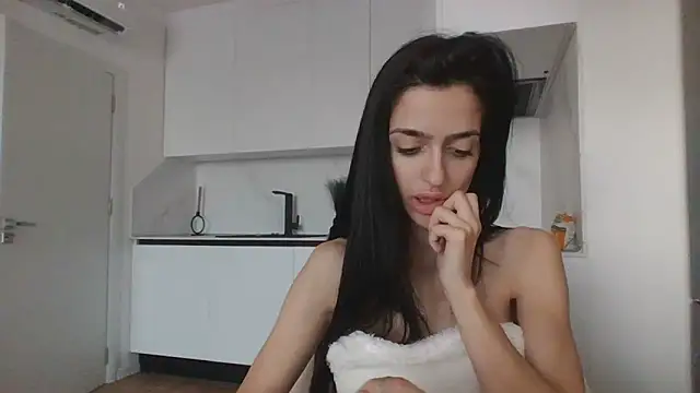 Snapshot of exotic_brunettee chatting on January 4, 1:31 pm exotic brunettee online show from January 4, 1:31 pm