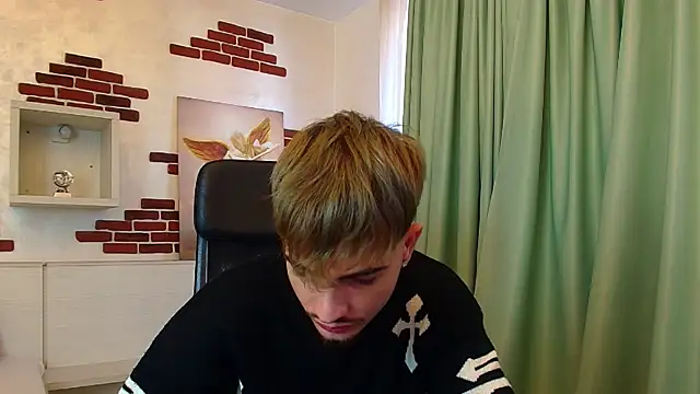 Snapshot of BrandonTate chatting on October 10, 10:47 am BrandonTate online show from October 10, 10:47 am