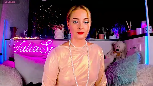 Snapshot of _JuliaSpace_ chatting on December 6, 3:11 pm JuliaSpace online show from December 6, 3:11 pm