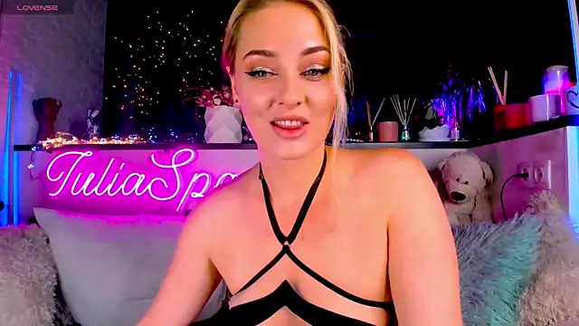 Snapshot of _JuliaSpace_ chatting on December 8, 3:56 pm JuliaSpace online show from December 8, 3:56 pm
