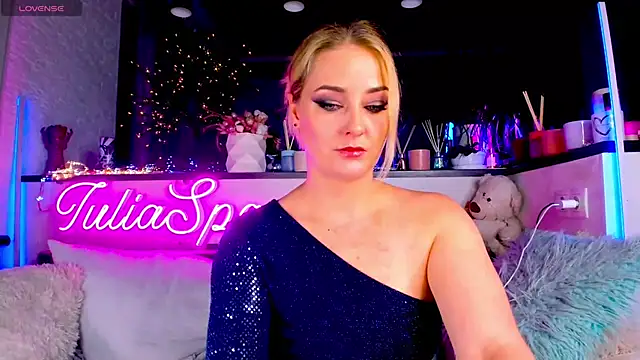 Snapshot of _JuliaSpace_ chatting on December 10, 7:54 pm JuliaSpace online show from December 10, 7:54 pm