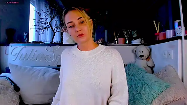 Snapshot of _JuliaSpace_ chatting on December 12, 10:56 am JuliaSpace online show from December 12, 10:56 am