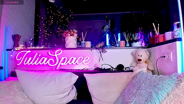 Snapshot of _JuliaSpace_ chatting on December 14, 7:03 pm JuliaSpace online show from December 14, 7:03 pm