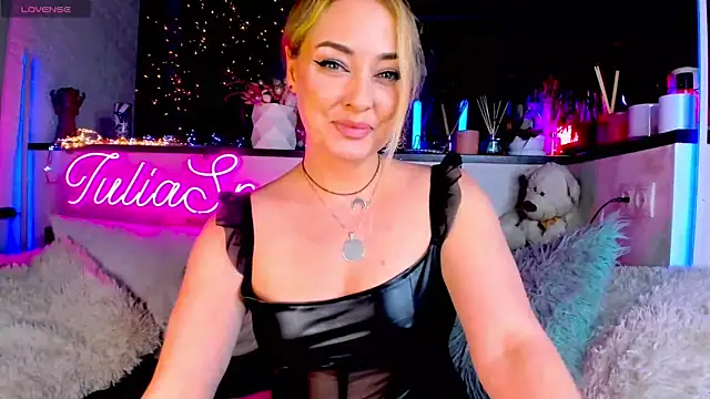 Snapshot of _JuliaSpace_ chatting on January 11, 5:07 pm JuliaSpace online show from January 11, 5:07 pm