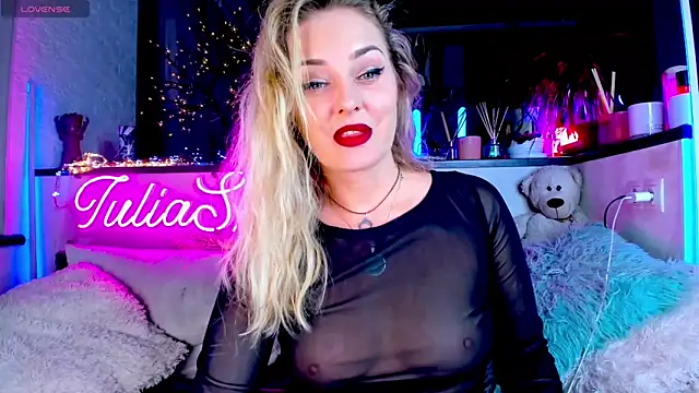 Snapshot of _JuliaSpace_ chatting on January 17, 6:54 pm JuliaSpace online show from January 17, 6:54 pm
