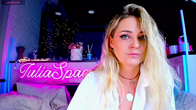 Snapshot of _JuliaSpace_ chatting on January 19, 4:57 pm JuliaSpace online show from January 19, 4:57 pm