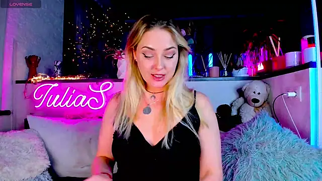Snapshot of _JuliaSpace_ chatting on January 30, 7:48 pm JuliaSpace online show from January 30, 7:48 pm