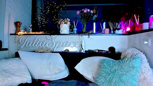 Snapshot of _JuliaSpace_ chatting on January 30, 10:51 pm JuliaSpace online show from January 30, 10:51 pm