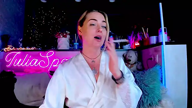 Snapshot of _JuliaSpace_ chatting on February 9, 7:41 pm JuliaSpace online show from February 9, 7:41 pm