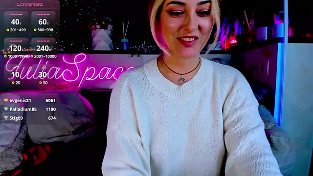 Snapshot of _JuliaSpace_ chatting on February 14, 10:25 pm JuliaSpace online show from February 14, 10:25 pm