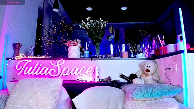 Snapshot of _JuliaSpace_ chatting on February 15, 7:50 pm JuliaSpace online show from February 15, 7:50 pm