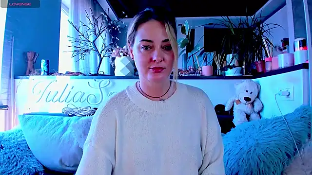 Snapshot of _JuliaSpace_ chatting on February 23, 10:17 am JuliaSpace online show from February 23, 10:17 am
