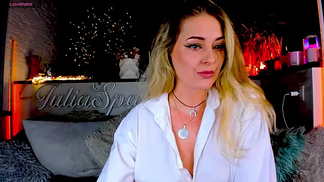 Snapshot of _JuliaSpace_ chatting on March 11, 5:13 pm JuliaSpace online show from March 11, 5:13 pm