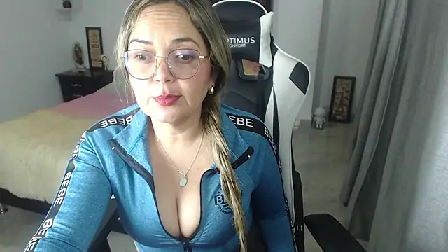 Snapshot of samy_vsn chatting on February 2, 2:06 am samy vsn online show from February 2, 2:06 am