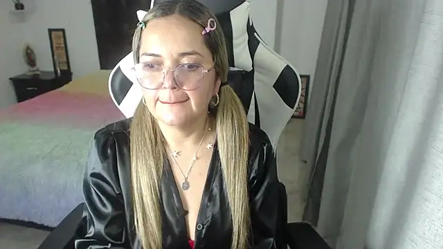 Snapshot of samy_vsn chatting on February 9, 3:32 am samy vsn online show from February 9, 3:32 am