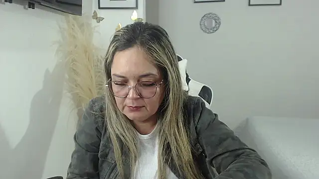 Snapshot of samy_vsn chatting on February 26, 10:42 pm samy vsn online show from February 26, 10:42 pm