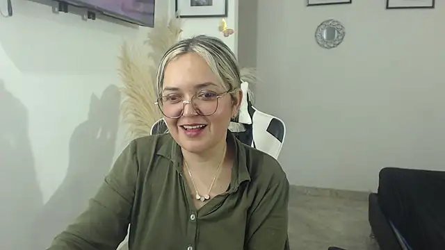 Snapshot of samy_vsn chatting on March 22, 1:42 am samy vsn online show from March 22, 1:42 am
