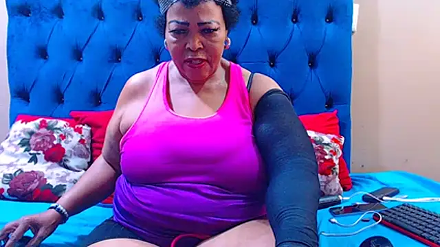 ebonycandy10 online show from April 7, 7:42 am