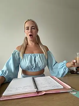 Snapshot of streetdoll chatting on October 9, 7:17 am streetdoll online show from October 9, 7:17 am