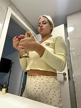 Snapshot of streetdoll chatting on November 15, 7:38 am streetdoll online show from November 15, 7:38 am