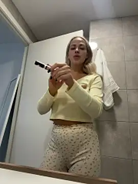 Snapshot of streetdoll chatting on November 29, 8:39 am streetdoll online show from November 29, 8:39 am