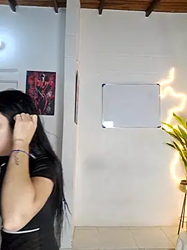 Snapshot of royalgirls_x chatting on March 12, 1:01 am royalgirls x online show from March 12, 1:01 am