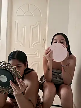 Snapshot of royalgirls_x chatting on March 27, 9:03 pm royalgirls x online show from March 27, 9:03 pm