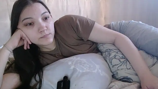 Snapshot of AlisaDevis chatting on April 5, 1:08 pm AlisaDevis online show from April 5, 1:08 pm