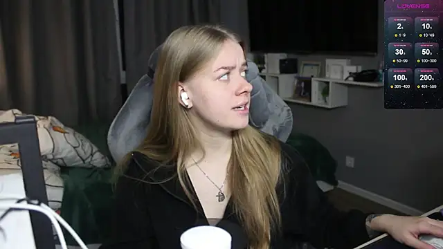 Snapshot of candy_maggie chatting on December 5, 1:49 pm candy maggie online show from December 5, 1:49 pm