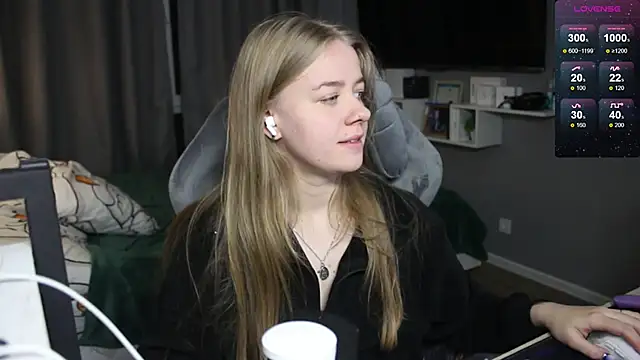 Snapshot of candy_maggie chatting on December 5, 6:22 pm candy maggie online show from December 5, 6:22 pm
