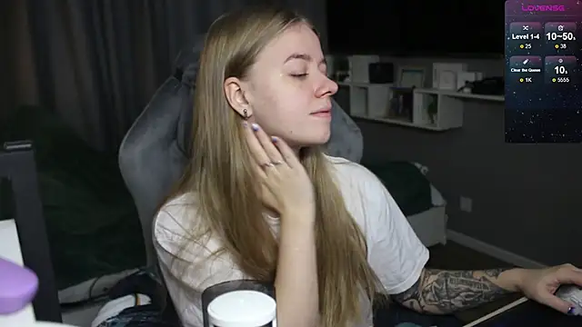 Snapshot of candy_maggie chatting on December 7, 11:07 am candy maggie online show from December 7, 11:07 am