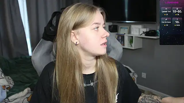 Snapshot of candy_maggie chatting on December 10, 12:05 pm candy maggie online show from December 10, 12:05 pm
