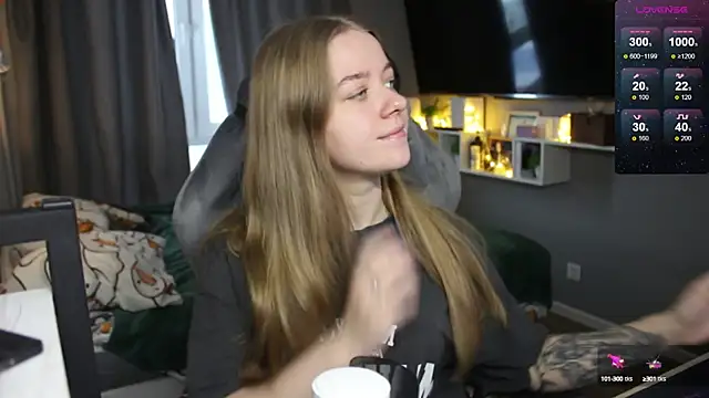 Snapshot of candy_maggie chatting on December 16, 10:18 am candy maggie online show from December 16, 10:18 am