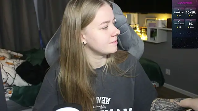 Snapshot of candy_maggie chatting on December 16, 1:22 pm candy maggie online show from December 16, 1:22 pm