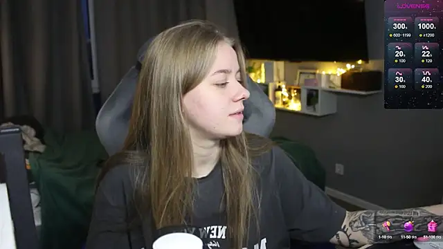 Snapshot of candy_maggie chatting on December 17, 1:38 pm candy maggie online show from December 17, 1:38 pm