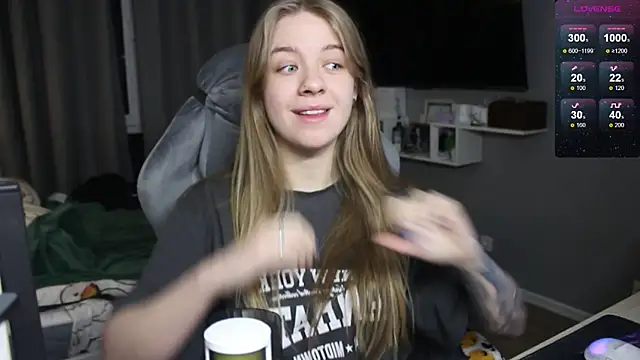 Snapshot of candy_maggie chatting on December 18, 3:11 pm candy maggie online show from December 18, 3:11 pm