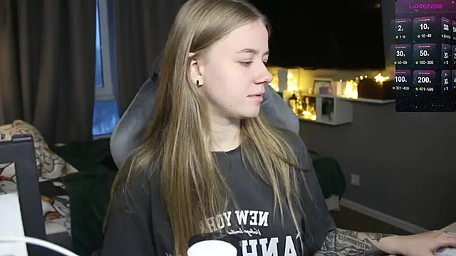 Snapshot of candy_maggie chatting on December 19, 12:56 pm candy maggie online show from December 19, 12:56 pm