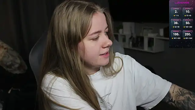 Snapshot of candy_maggie chatting on January 13, 5:12 pm candy maggie online show from January 13, 5:12 pm