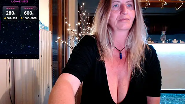 Snapshot of JennaDeluxe chatting on March 18, 4:04 am JennaDeluxe online show from March 18, 4:04 am