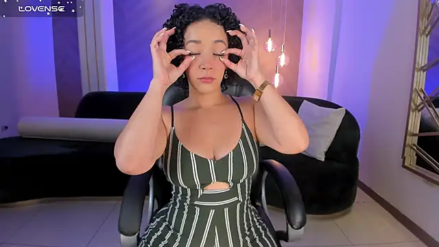Snapshot of AlessaRomero chatting on January 21, 8:00 pm AlessaRomero online show from January 21, 8:00 pm