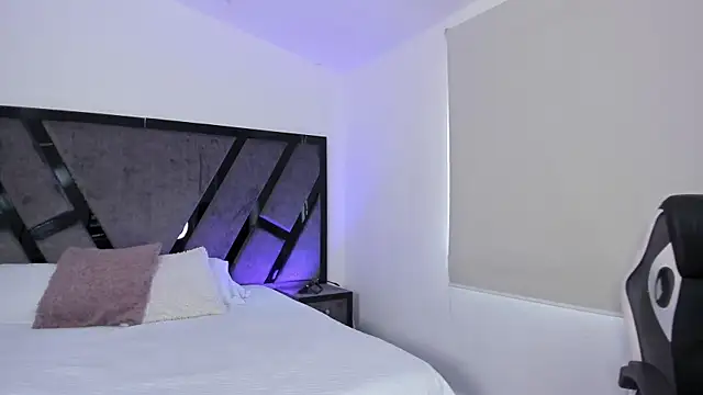 Snapshot of IsabelleFoxx_ chatting on October 1, 9:43 pm IsabelleFoxx online show from October 1, 9:43 pm