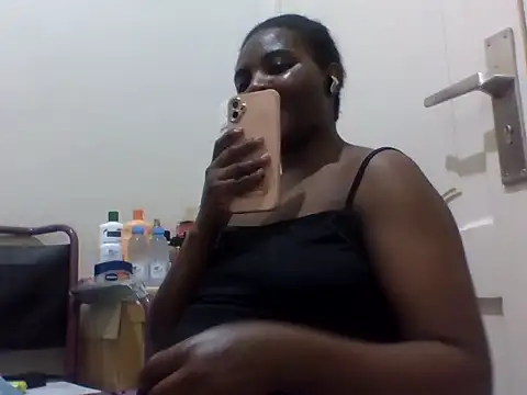 Snapshot of queenzuena chatting on May 25, 12:11 pm queenzuena online show from May 25, 12:11 pm