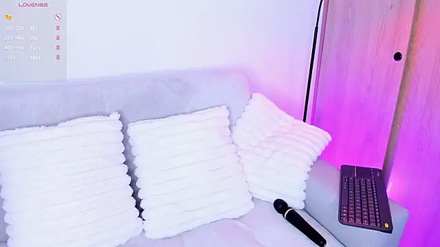 Snapshot of meow_moon_ chatting on October 27, 11:25 am meow moon online show from October 27, 11:25 am